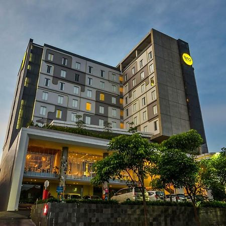 Yello Hotel Jemursari Сурабая Екстериор снимка