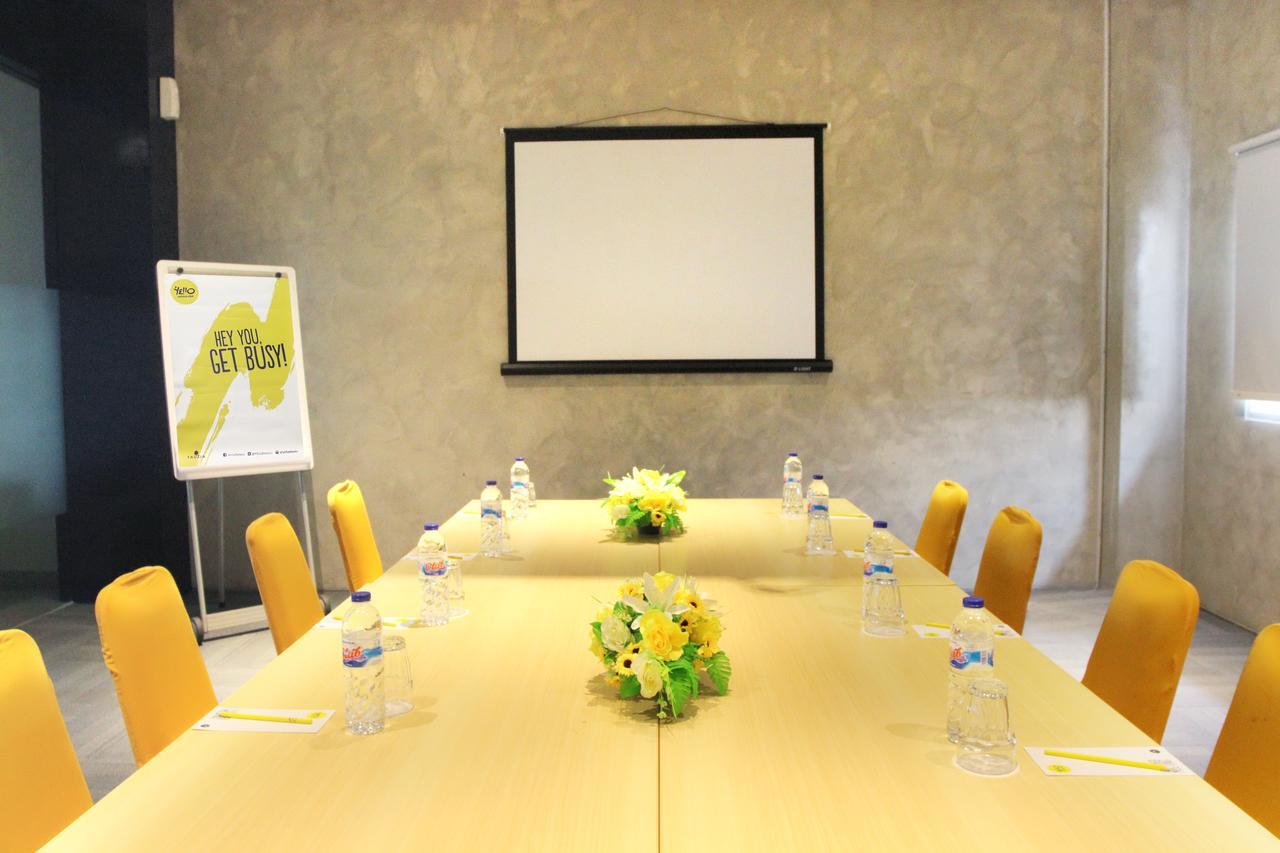 Yello Hotel Jemursari Сурабая Екстериор снимка