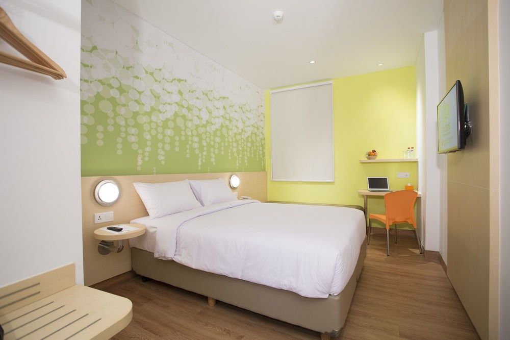 Yello Hotel Jemursari Сурабая Екстериор снимка